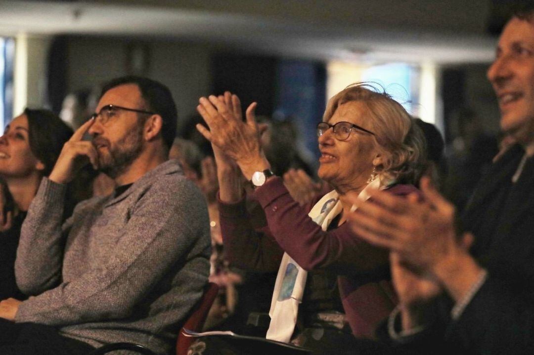 La alcaldesa de Madrid, Manuela Carmena, visita el barrio de Orcasitas 
 Carmena defiende que la lista no puede limitarse a acumular siglas sino que debe integrarse por personas eficaces