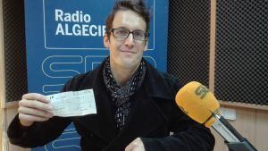 Oscar Rodríguez, presidente de UCA, nos entrega el cheuqe por valor de 300 € para la Campaña Navidad con Amor.