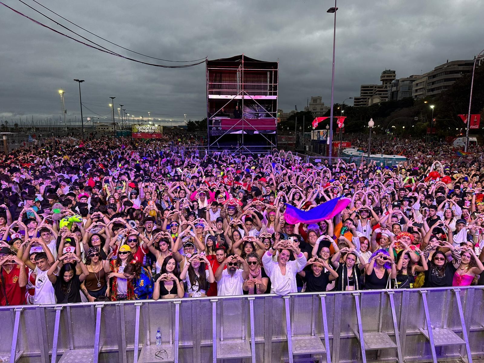 Miles de personas disfrutando del concierto de LOS40 Carnaval Santa Cruz de Tenerife.