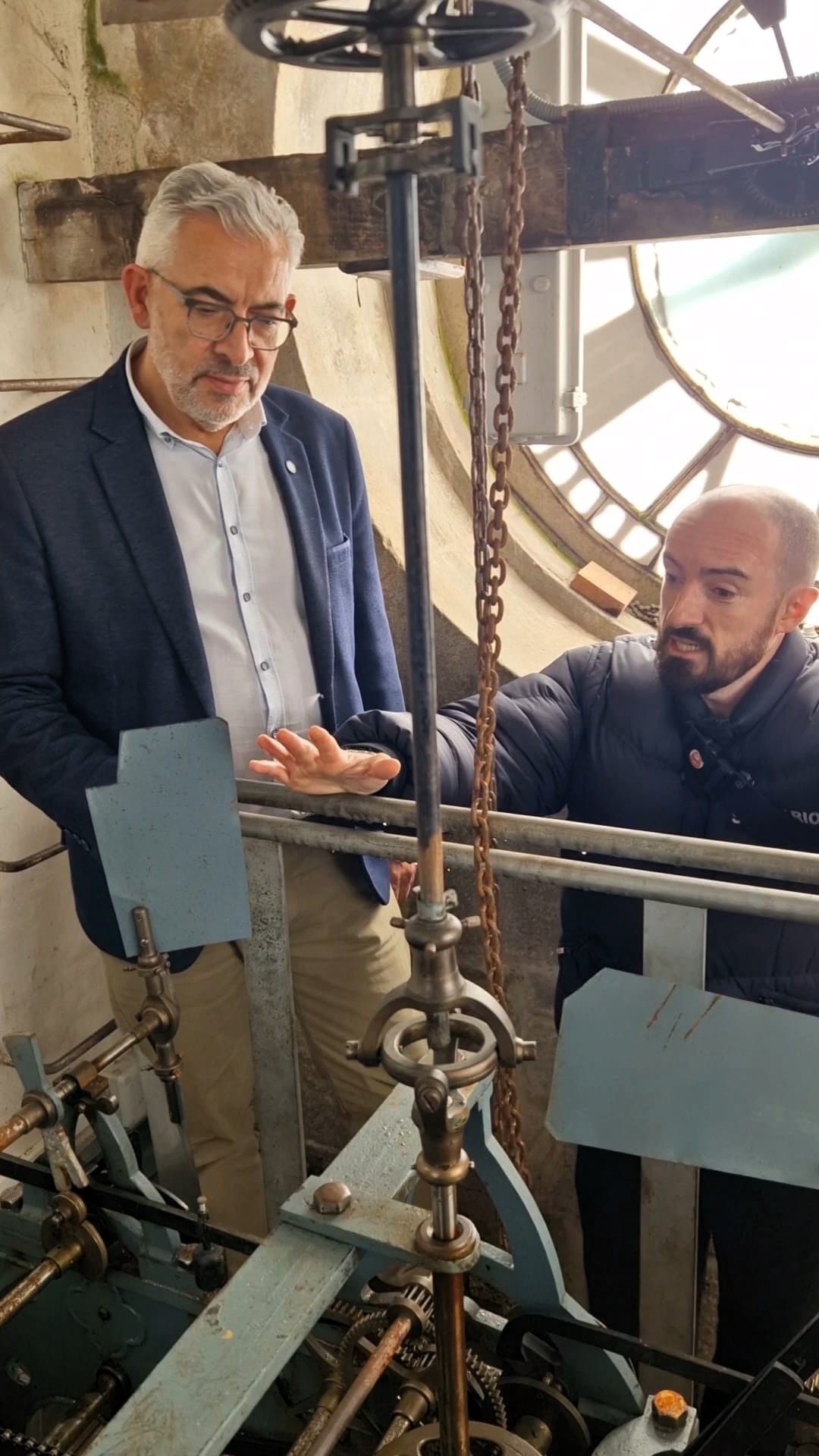 El alcalde de Lugo, Miguel Fernández, con el responsable de la reparación del reloj del concello
