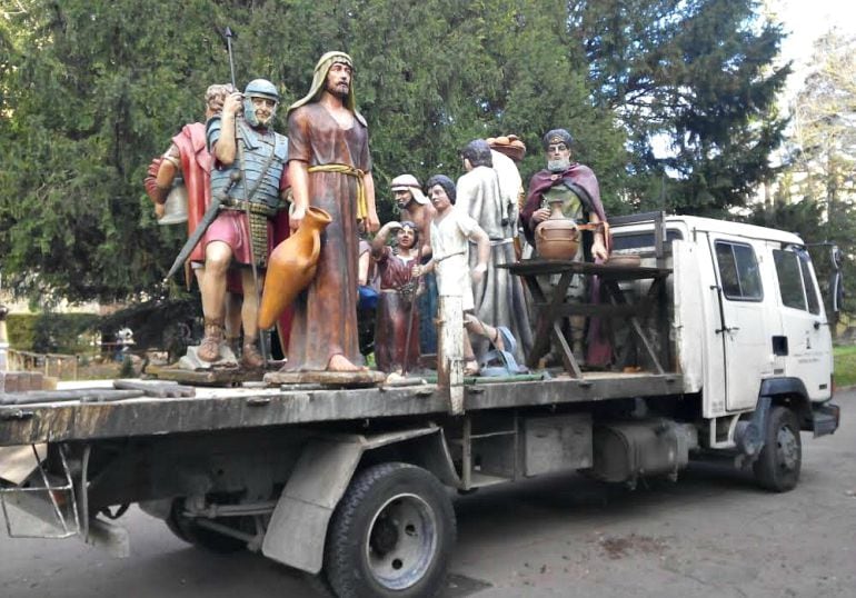 Operarios municipales proceden al traslado de la figuras del Belén