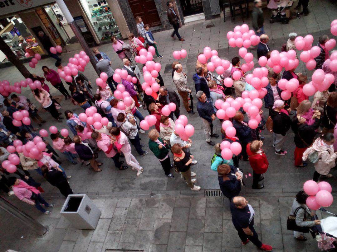 Momento de la marcha rosa en la calle Ramón y Cajal