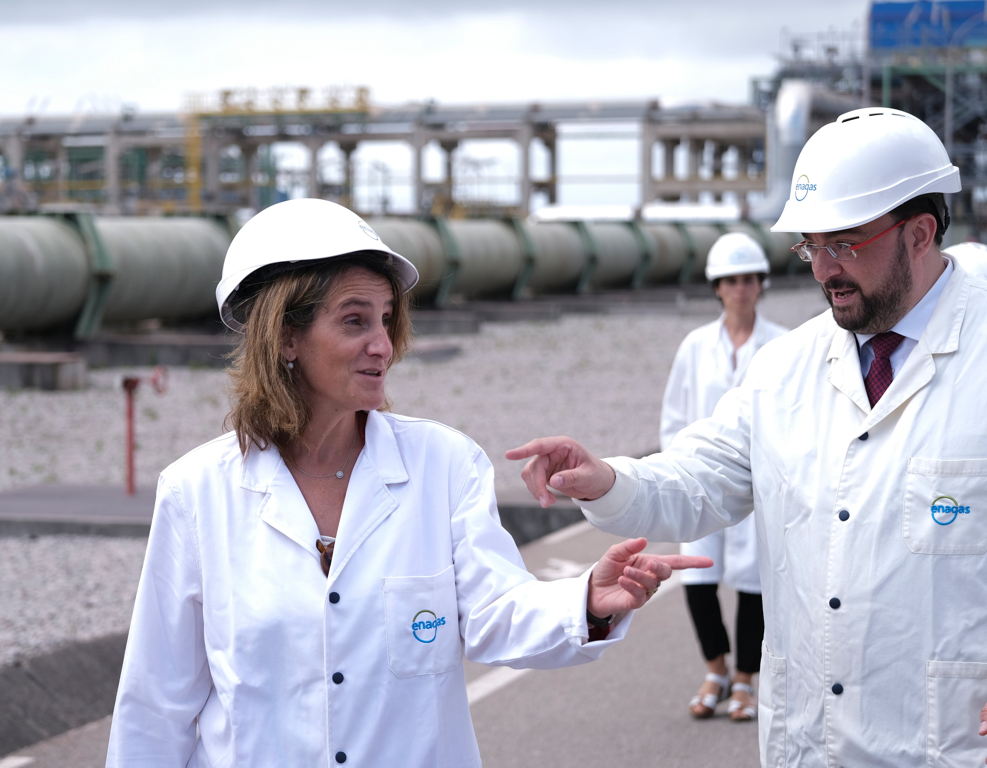 GIJÓN , 07/07/2022.- La vicepresidenta tercera y ministra para la Transición Ecológica y Reto Demográfico, Teresa Ribera (i), y el presidente del Principado, Adrián Barbón (d), visitan la regasificadora del puerto de El Musel, este jueves en Gijón. EFE/Paco Paredes
