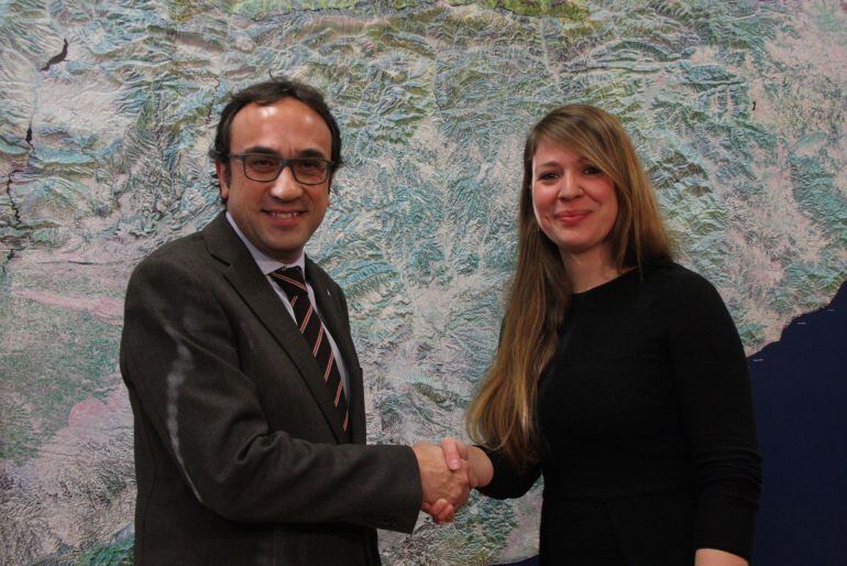 El conseller de Territori i Sostenibilitat, Josep Rull, encaixant les mans amb la tinent d'alcalde de l'Ajuntament de Barcelona, Janet Sanz