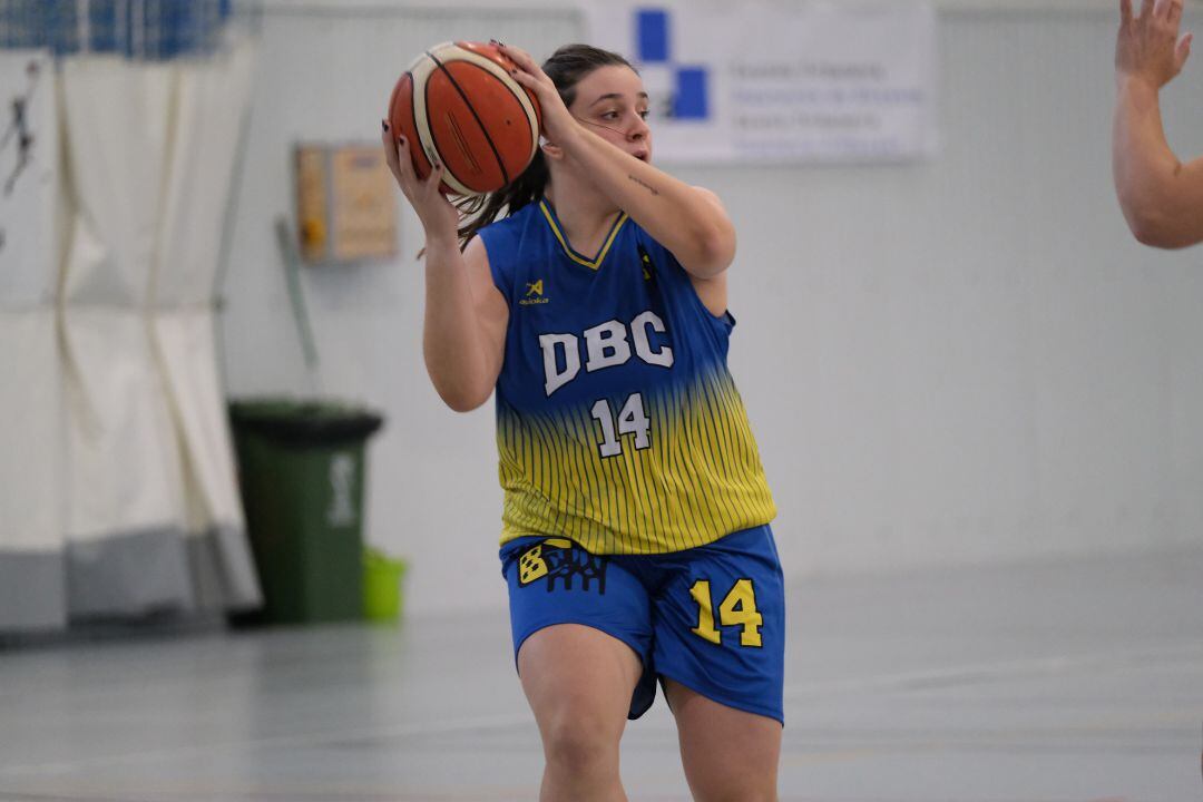 Jugadora dianense con la pelota.