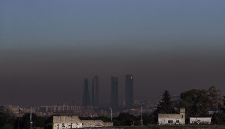 Vista de las Cuatro Torres de Madrid, con la boina de contaminación que se extiende desde hace unos días sobre la capital.