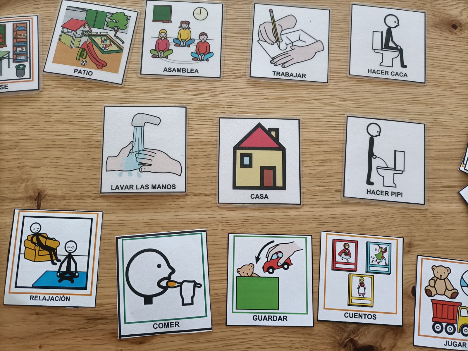 Pictogramas con dibujos que se usan para enseñar a identificar cosas a los niños con Trastorno del Espectro Autista (TEA).