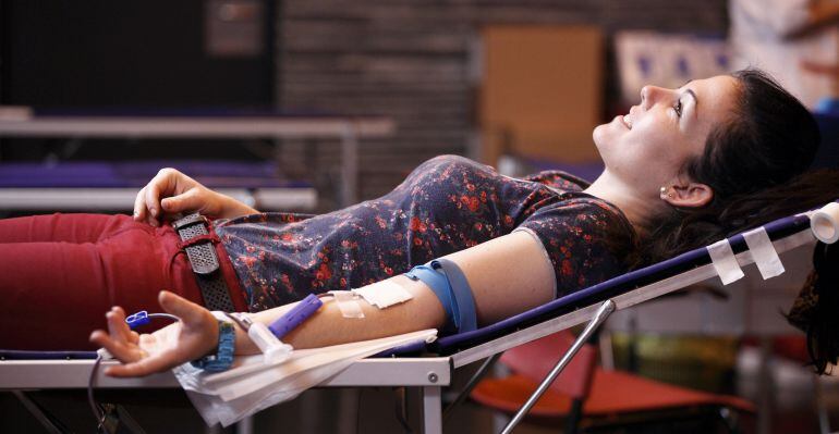 Imatge d'una noia fent una donació en una de les maratons.