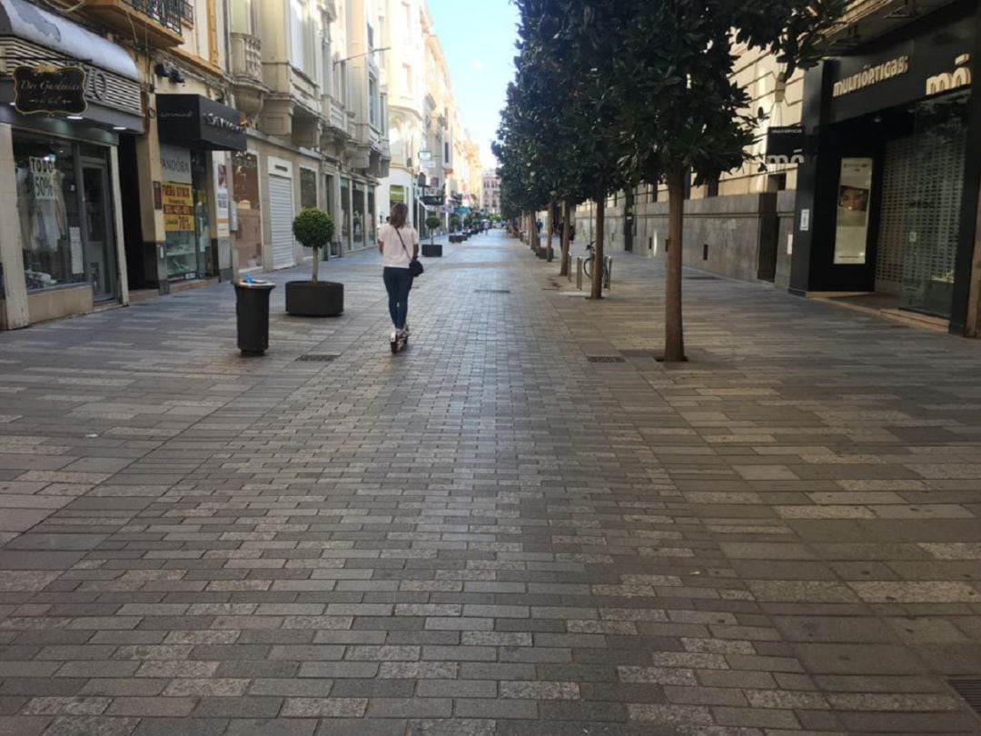 Una usuaria de patinete eléctrico por Cruz Conde. Córdoba