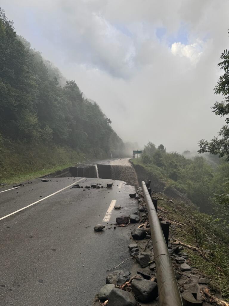 RN 134 Socavón tras las fuertes lluvias