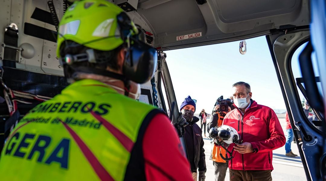 El consejero de Presidencia, Justicia e Interior, Enrique López, ha visitado el Parque de Bomberos de Navacerrada