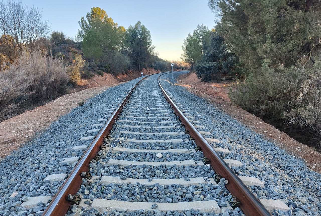 La vía convencional de la línea Granada-Moreda-Almería a la altura del pantano granadino del Cubillas