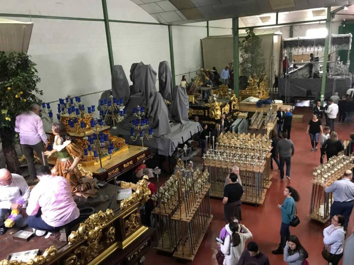 El Resucitado adelanta la preparación de sus tronos ante la previsión de lluvia