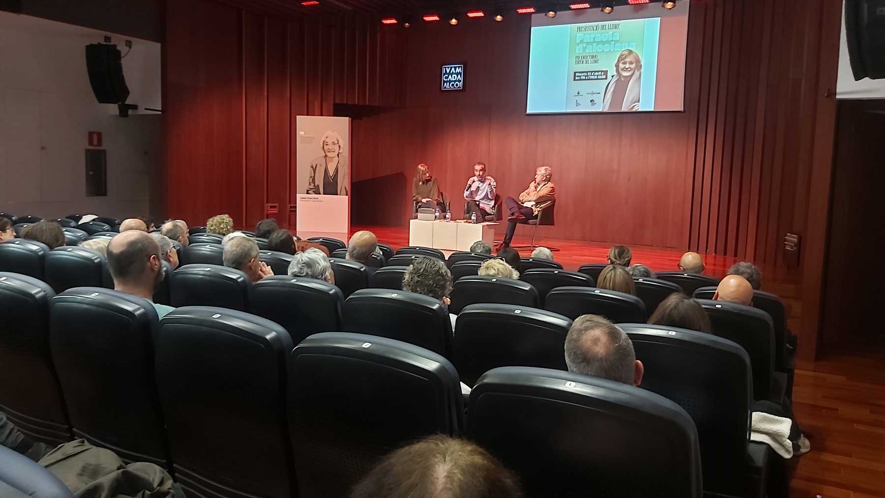 La presentació del llibre 'Paraula d'alcoiana ha tingut lloc a l'IVAM CADA Alcoi