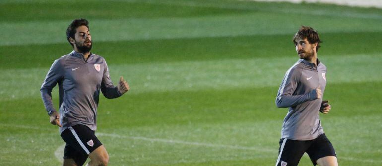 Los jugadores del Athletic de Bilbao Asier Villalibre (i) y Yeray Álvarez, durante el entrenamiento previo al partido de Liga en Primera División ante el Eibar que se disputará mañana en el estadio de San Mamés, en Bilbao