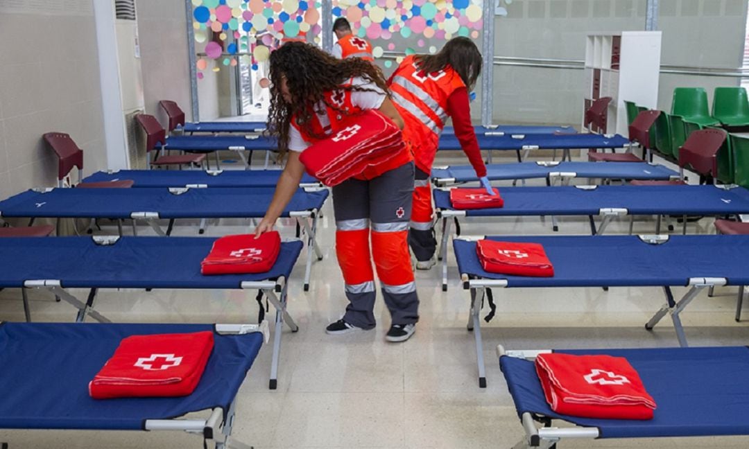 El centro ofrece agua, comida, ducha, kits de higiene y ropa, actividades de ocio y zona de descanso.