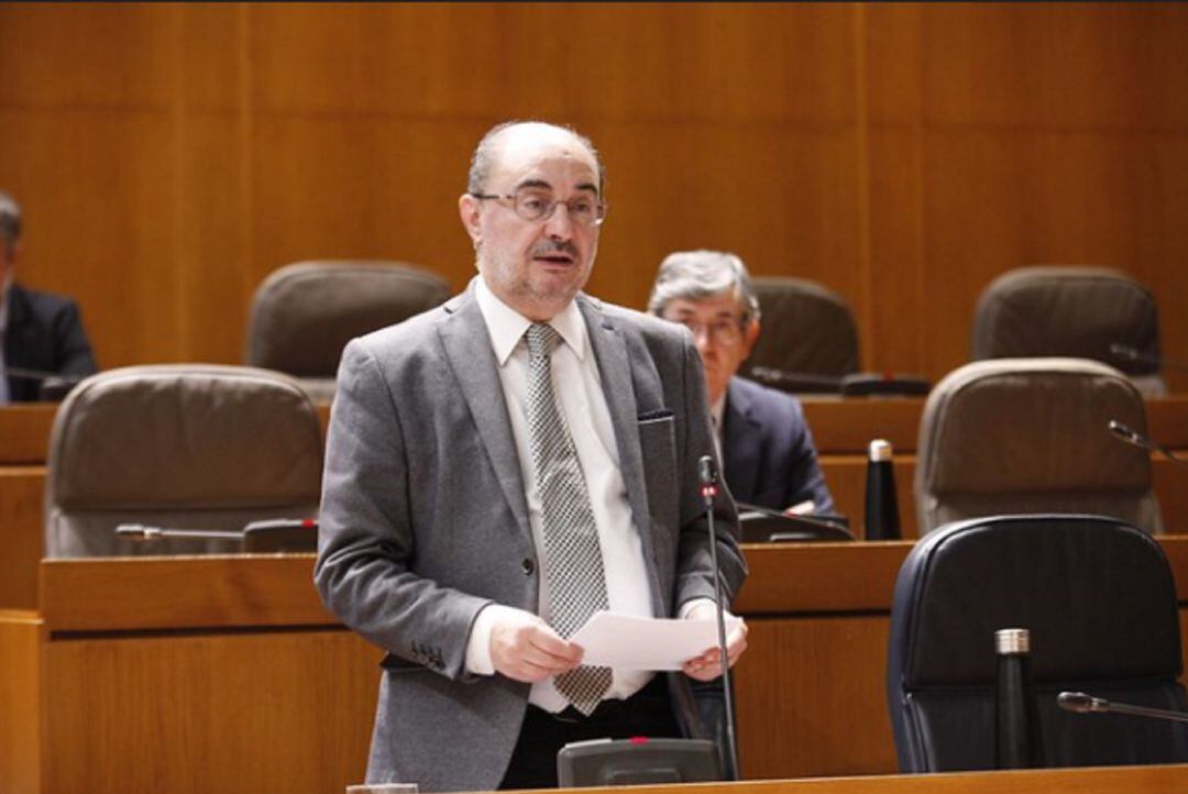 El presidente de Aragón, Javier Lambán, durante una intervención en la sesión plenaria del parlamento autonómico 