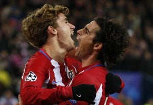 Griezmann abraza a Tiago.