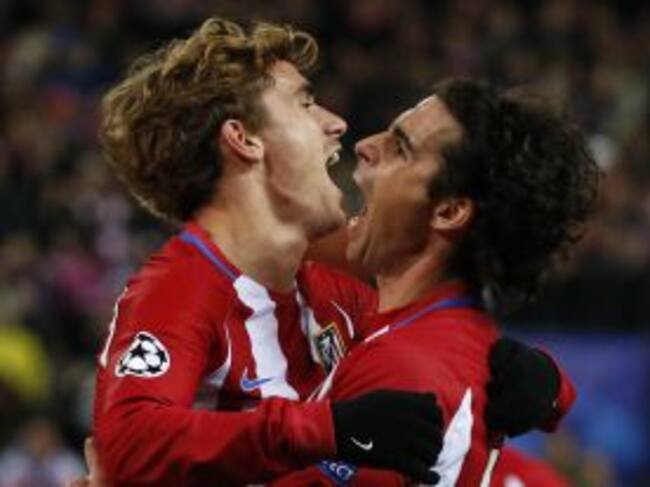 Griezmann abraza a Tiago.