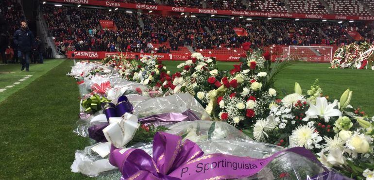 Ramos de flores en el césped de El Molinón durante el funeral de Quini 