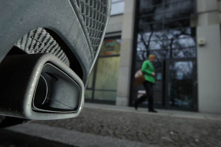 BERLIN, GERMANY - Un coche aparcado en frente del edificio de la Asociación Europea de Estudios sobre la Salud y el Medio Ambiente en el Transporte (EUGT), encargada de realizar los experimentos.  