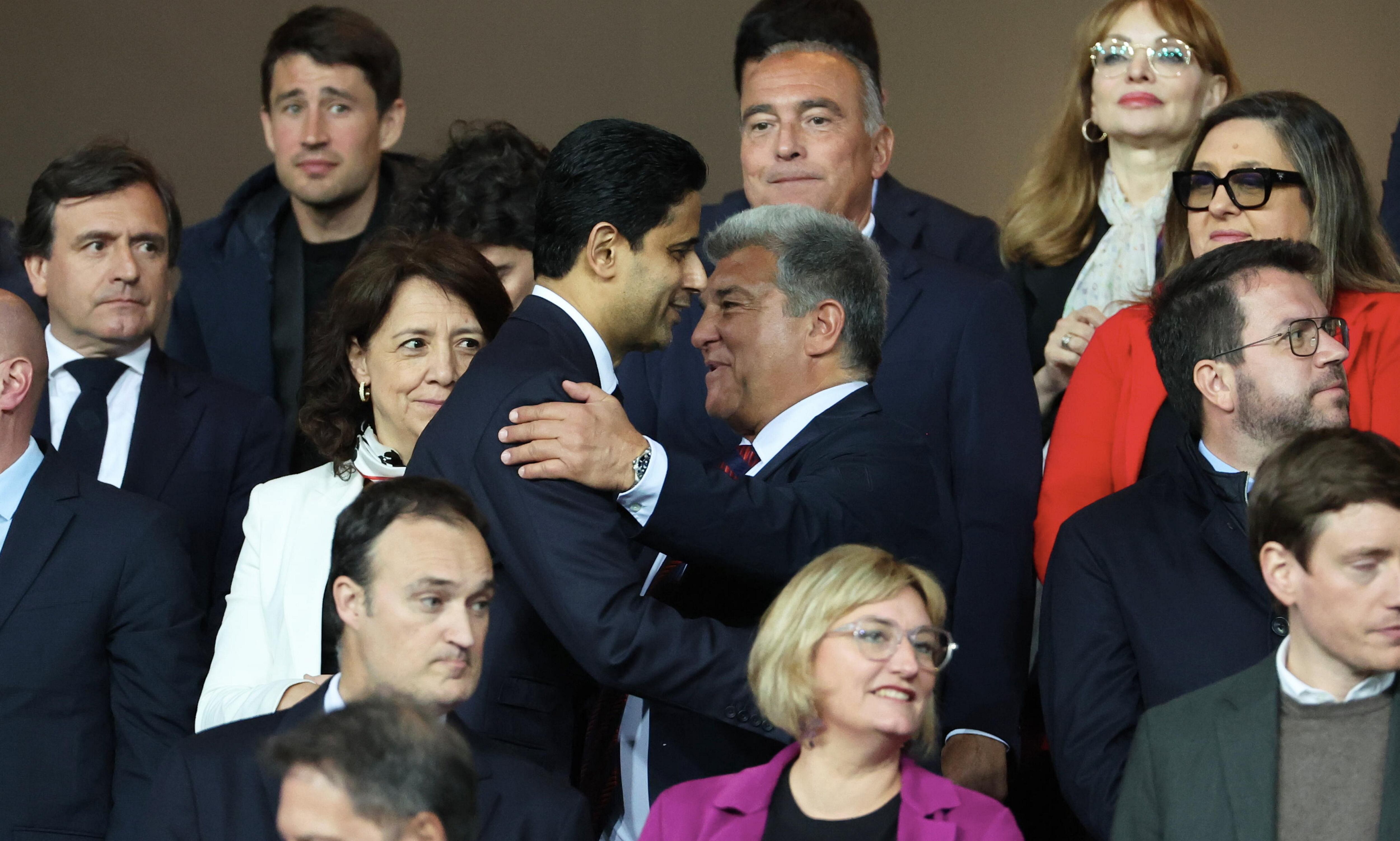 Laporta y Al-Khelaifi se abrazan durante un partido entre el Barça y el PSG