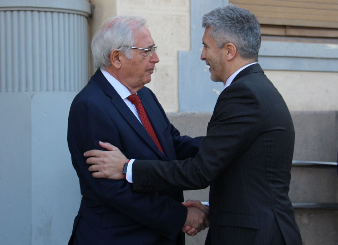 El alcalde de Melilla, Juan Jose Imbroda(d) recibe al ministro del Interior, Fernando Grande-Marlaska(i).