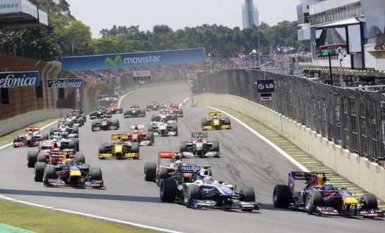 Vista de la salida del Gran Premio de Brasil de Fórmula Uno hoy, domingo 7 de noviembre de 2010, en el circuito de Interlagos en Sao Paulo (Brasil).