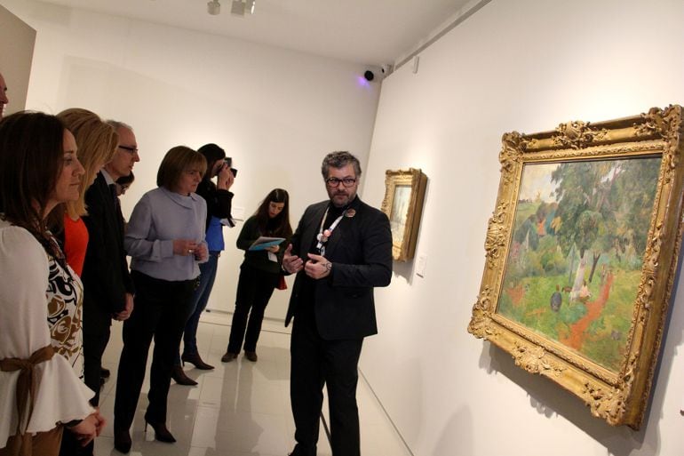 El director del museu Carmen Thyssen, Guillermo Cervera, explica l&#039;exposició davant de les autoritats, en una imatge d&#039;arxiu.