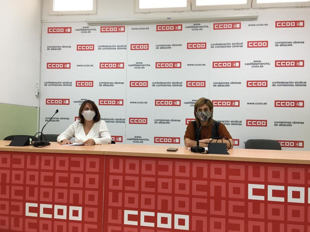 Paqui Jiménez, secretaria de Formación y Empleo, y Carmen Juste, secretaria provincial de CCOO, en la sede del sindicato en Albacete. 