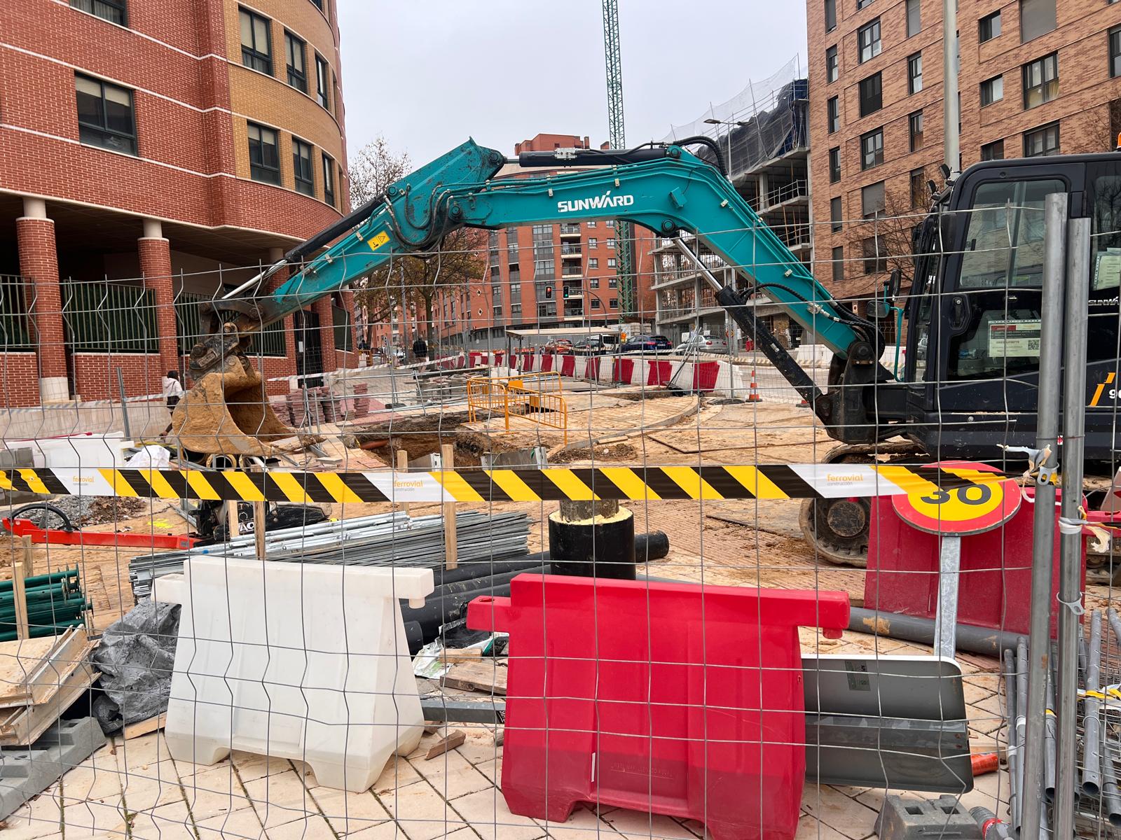 Obras de la Red de Calor a su paso por el Centro de Vida Activa de Parquesol.