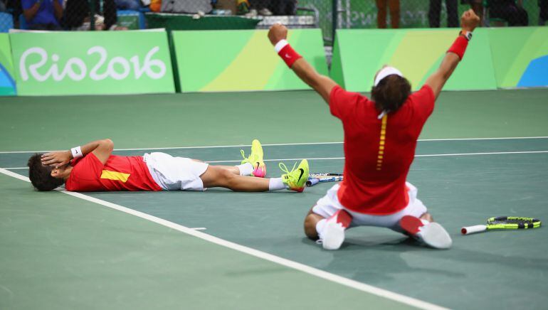 Marc López y Rafa Nadal celebral la victoria en semifinales del cuadro de dobles masculino 