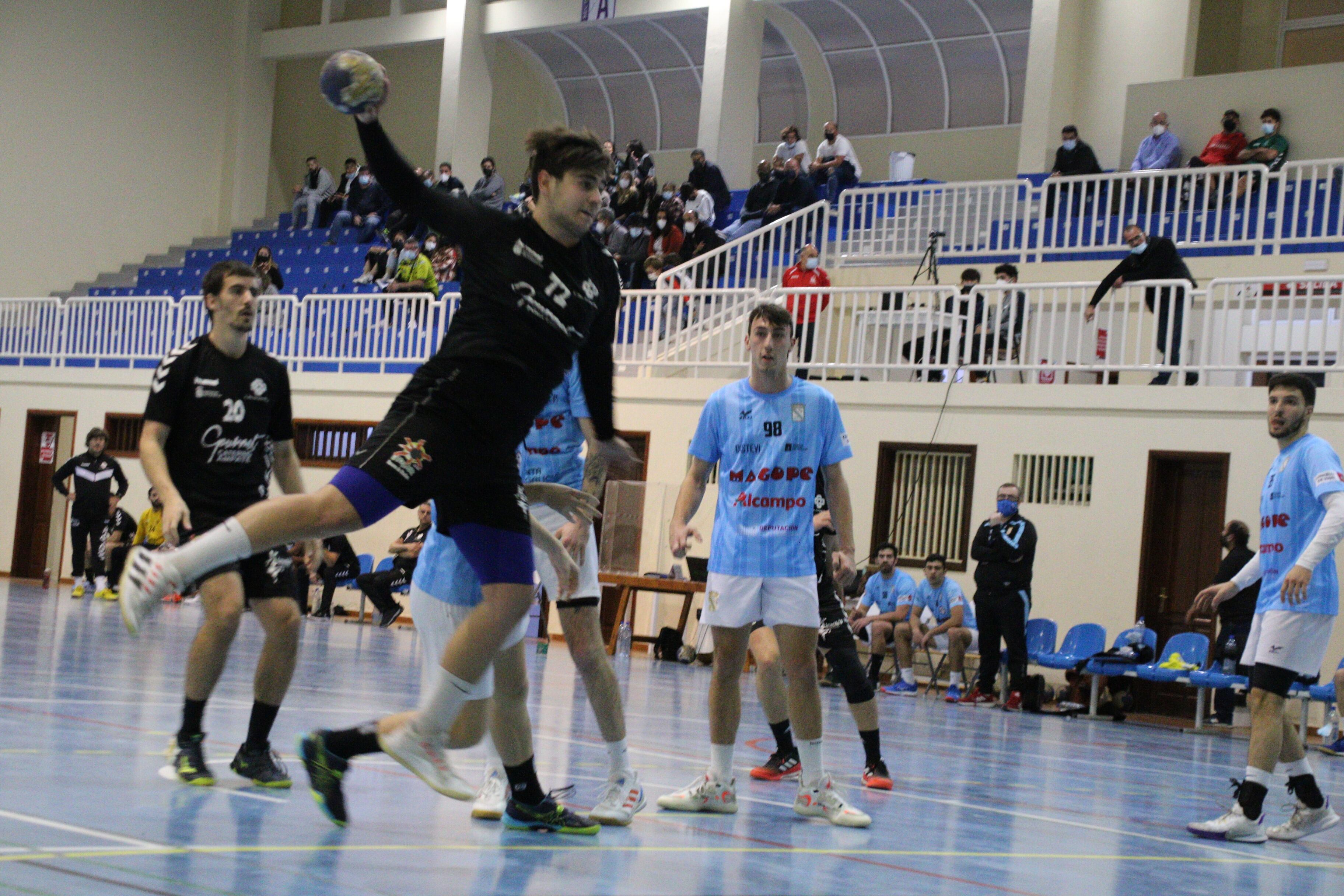 Miguel Laguna lanzando a puerta en un partido de la última temporada.