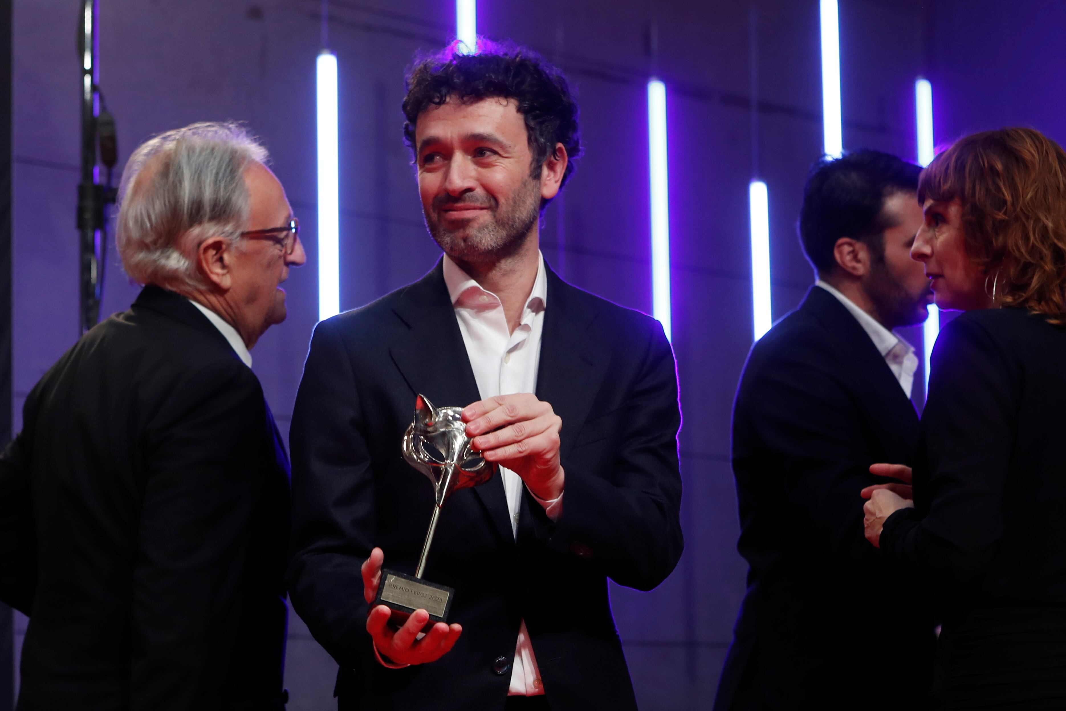 ZARAGOZA, 28/01/2023.- El realizador Rodrigo Sorogoyen recibe el premio a mejor película dramática por &quot;As Bestas&quot;, en la ceremonia de entrega de la décima edición de los Premios Feroz que otorga la Asociación de Informadores Cinematográficos de España (AICE), este sábado en Zaragoza. EFE/Javier Belver
