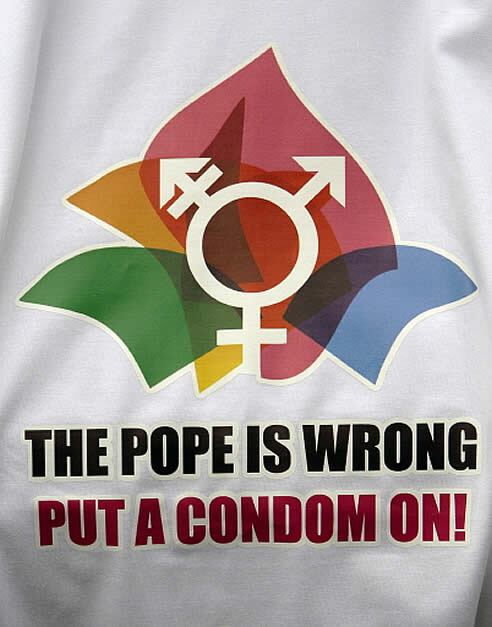 Este es una de las frases que aparecen en las camisetas anticatólicas que se pueden ver en Australia días antes de la llegada del Papa al país