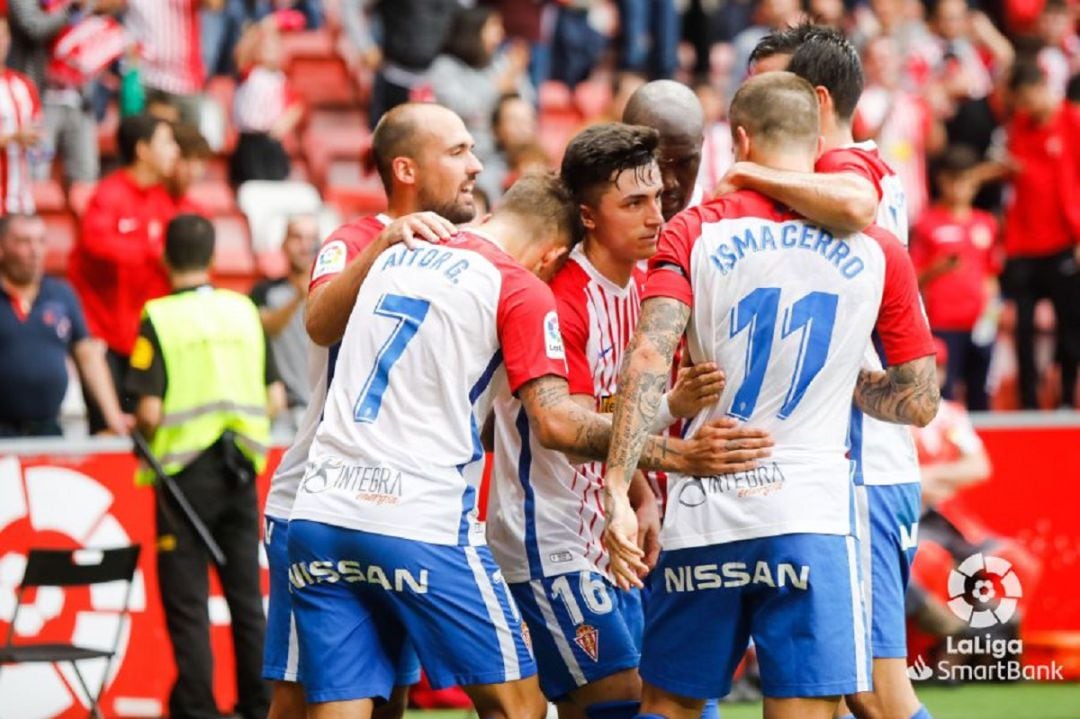 Manu García en mitad de la piña de celebración de uno de los goles rojiblancos