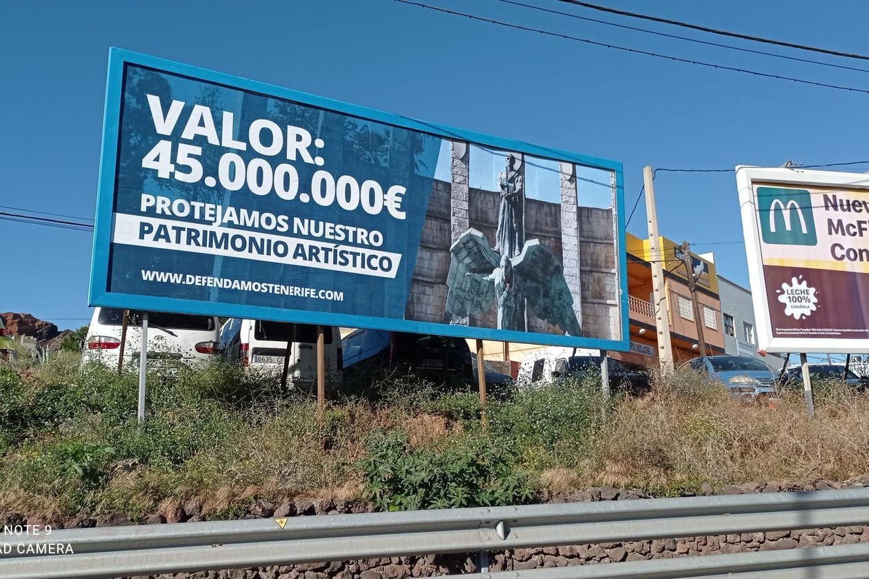 Valla publicitaria defendiendo el Monumento a Franco en Tenerife