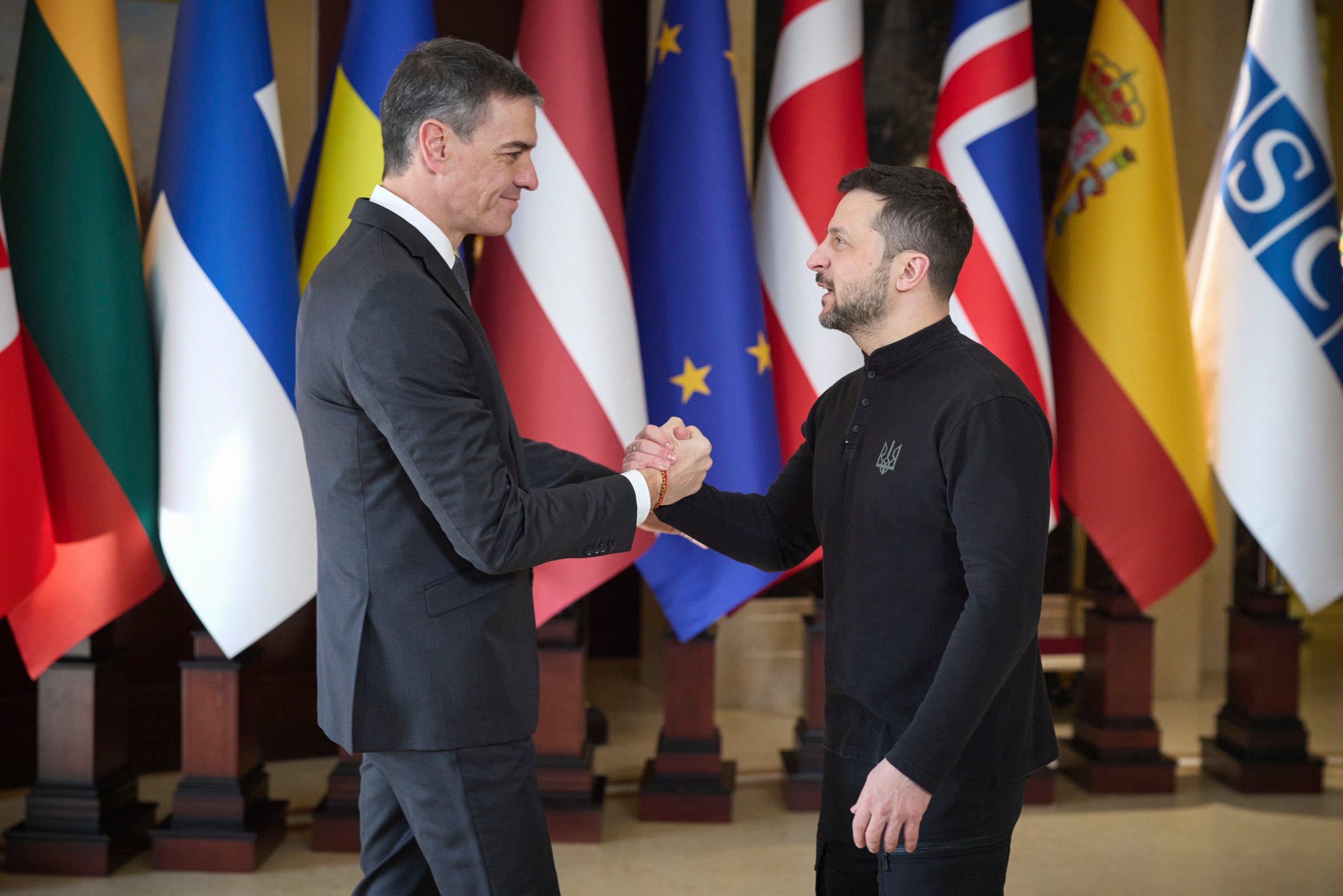 El presidente del Gobierno español, Pedro Sánchez, saluda al presidente ucraniano, Volodímir Zelenski (dcha), durante su participación en una cumbre de apoyo a Ucrania organizada con motivo del tercer aniversario de la guerra, este lunes en Kiev. EFE/Borja Puig de la Bellacasa/Pool Moncloa 