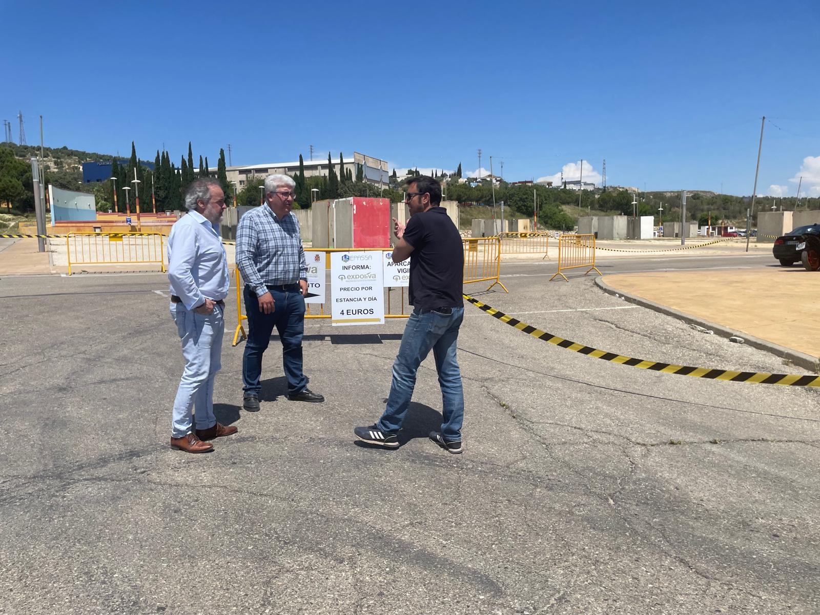 El concejal responsable de Epassa, Francisco Lechuga, junto a técnicos municipales en el parking habilitado en el ferial en su acceso por la ronda sur.