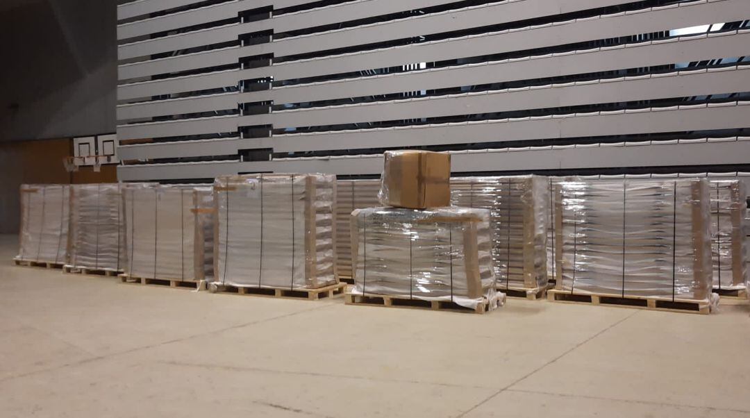 El nou parquet és a punt per instal·lar des del dia 9. Imatge penjada a les xarxes socials pel regidor d&#039;Esports de l&#039;Ajuntament de Girona, Àdam Bertran.