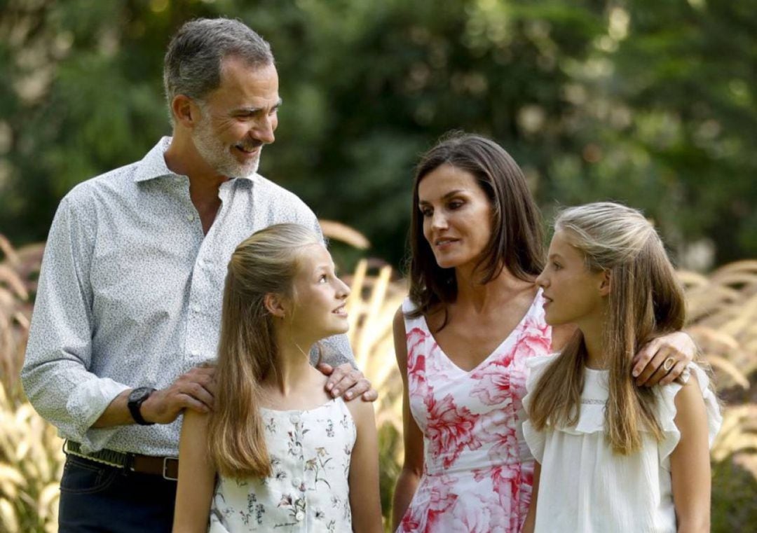 Los Reyes con sus hijas en una foto de archivo