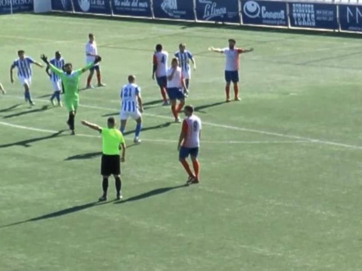 Viral: conversem amb el porter del Vinarós, l'amic que li torna el gol i la comentarista del partit!
