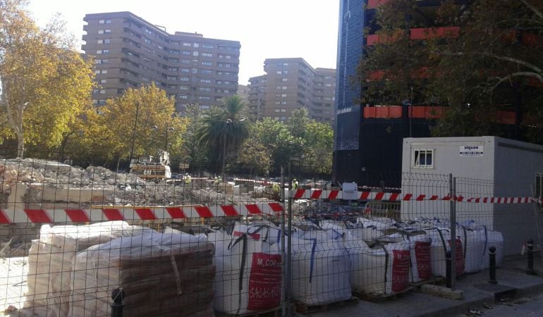 Parcela en la que hasta hace poco se levantaba el edificio del Ayuntamiento de la avenida de Aragón y convertido ahora en escombros