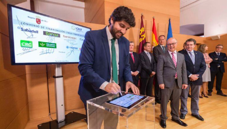 Fernando López Miras durante la firma del convenio 'Financiación-Agro'.