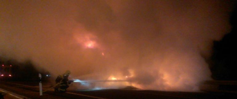 Imagen de los trabajos de extinción durante la pasada madrugada