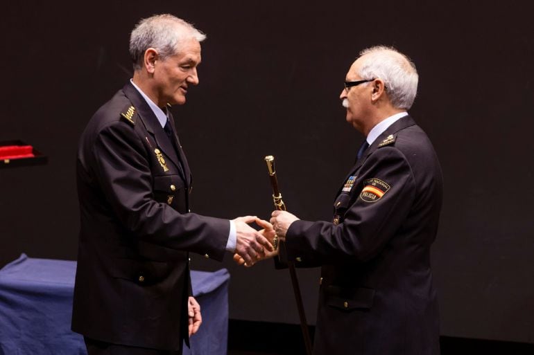 El nuevo director de la Escuela Nacional de Policía, José Luis Tejedor (i), recibe el bastón de mando del director saliente, José García Molina