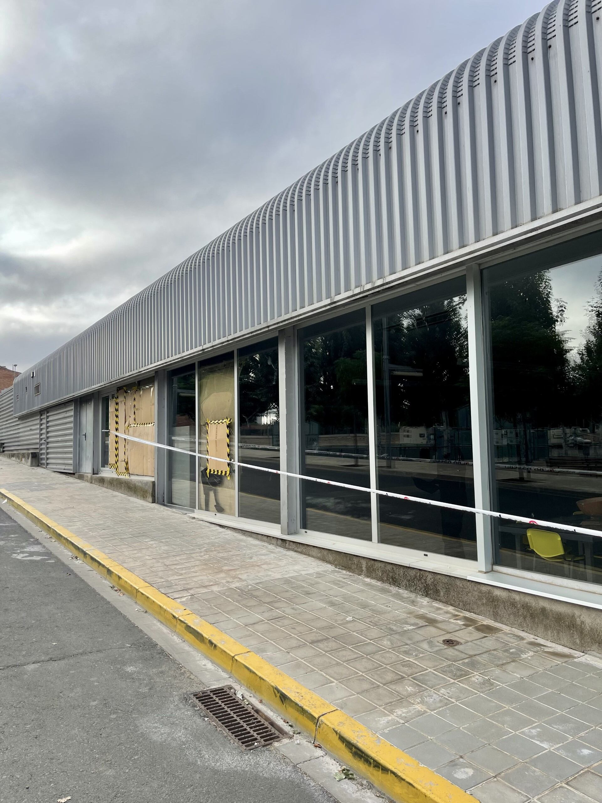 La Paeria estudia instal·lar càmeres de videovigilància en punts conflictius per actes vandàlics per dissuadir els autors. El Centre de l'Or va patir un d'aquests actes dissabte passat. Foto: Paeria.