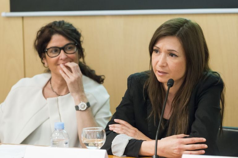 La doctora Marta Alegre, directora médica de Clínica Liberty, con una de las pacientes que contó su experiencia