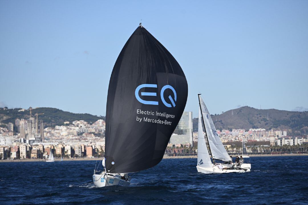 El &quot;Mercedes-Benz Sailing Team&quot; navegando.