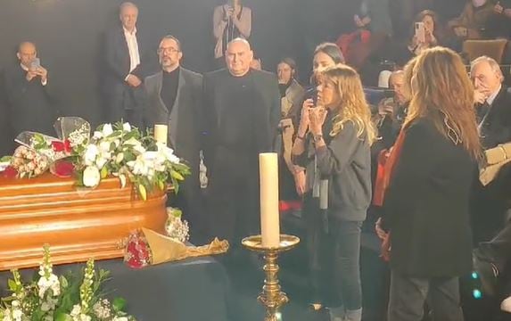 La cantante Jeanette dedica &#039;Por qué te vas&#039; a Carlos Saura durante su capilla ardiente. Academia de Cine.